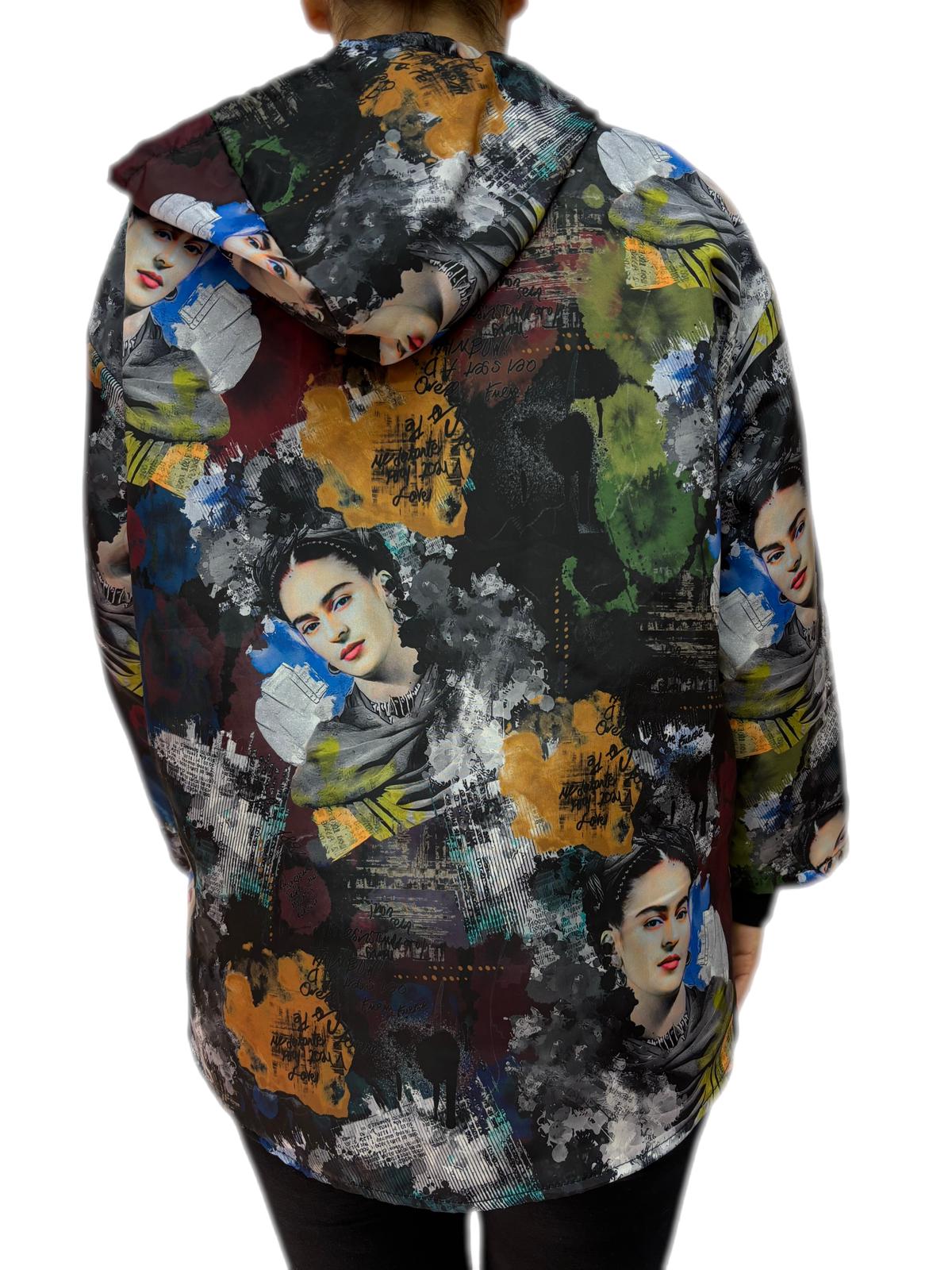 Giubbino antivento multicolore con stampa