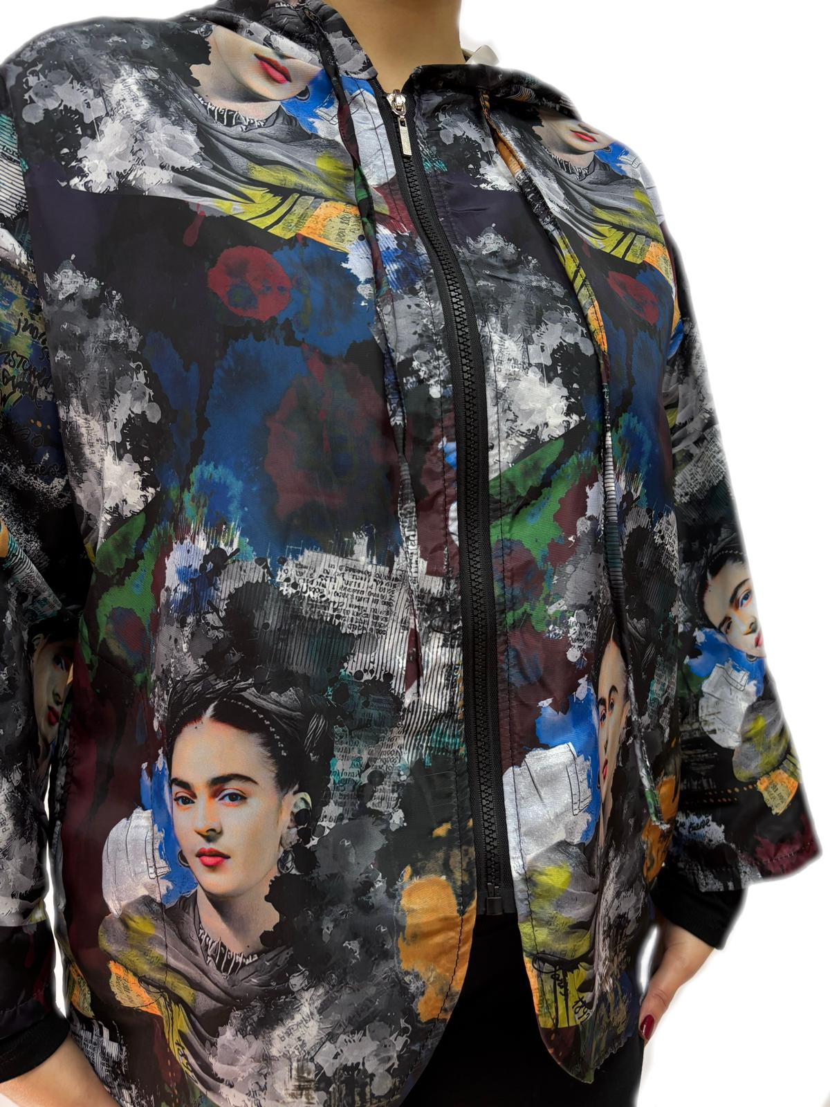 Giubbino antivento multicolore con stampa