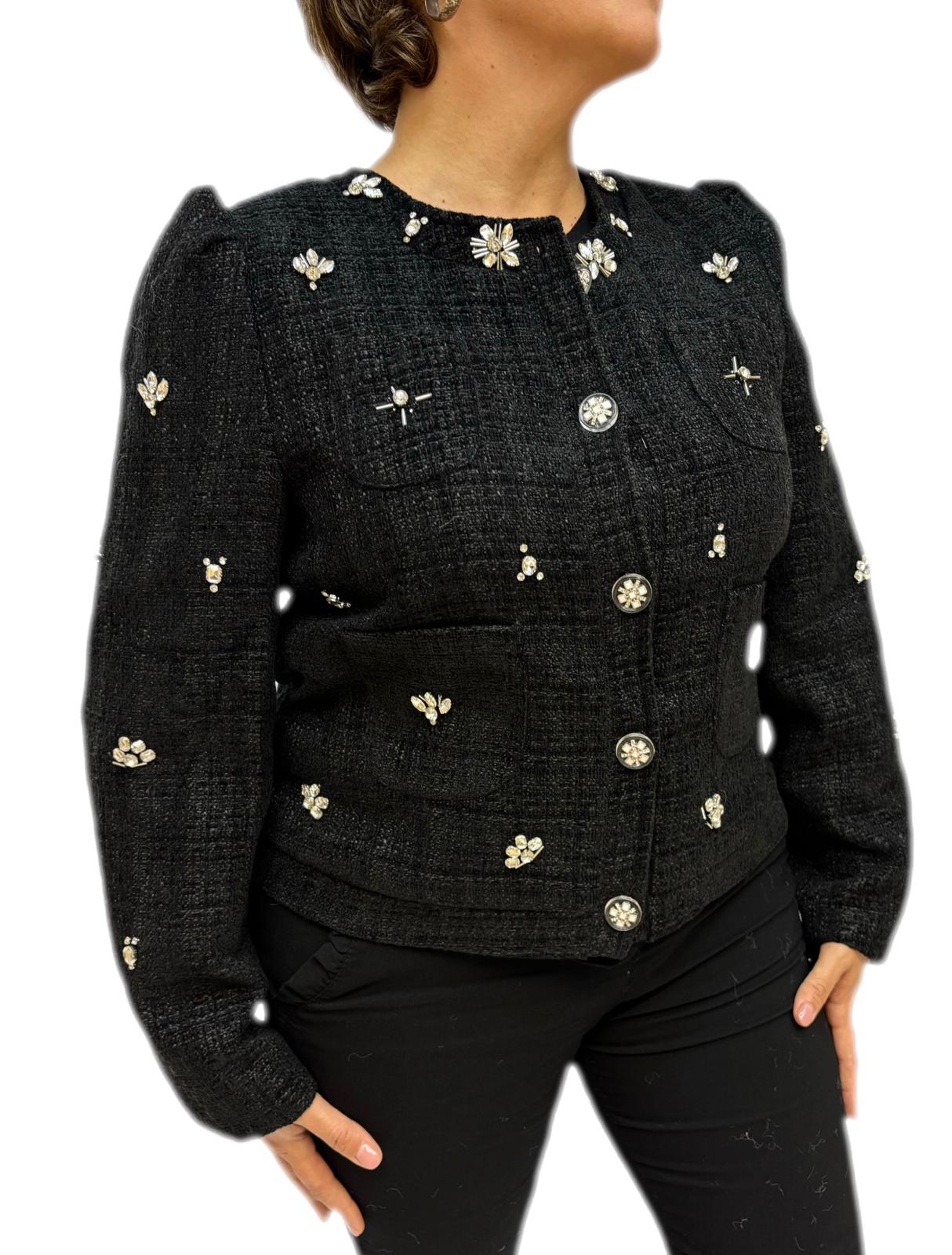 Jacke im Chanel-Stil mit Strasssteinen