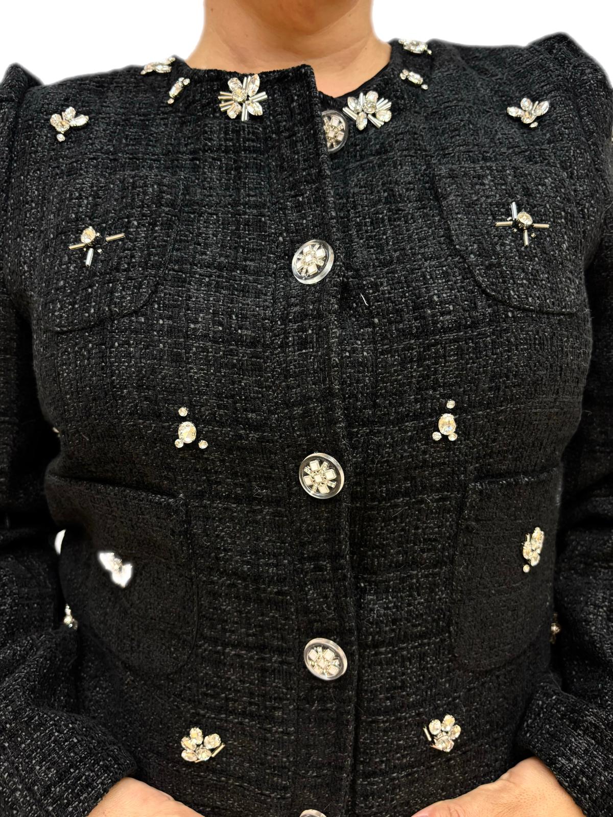 Jacke im Chanel-Stil mit Strasssteinen