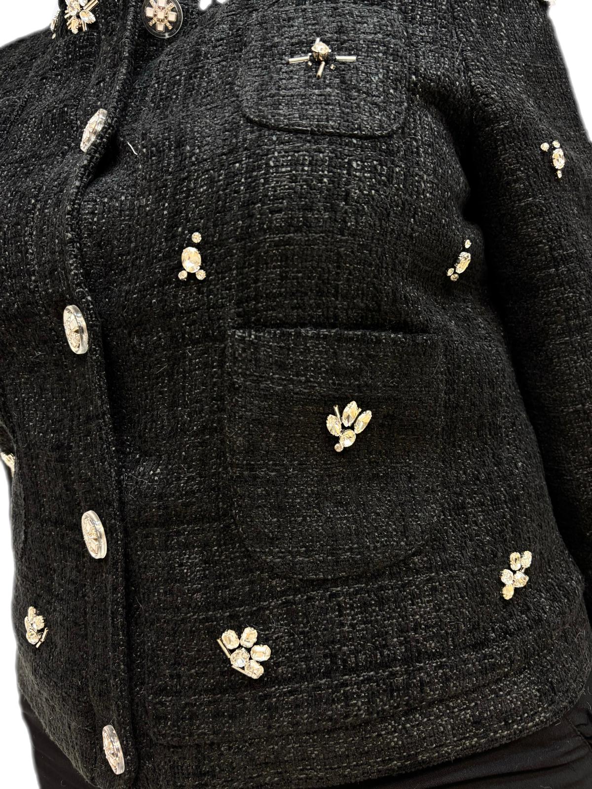 Jacke im Chanel-Stil mit Strasssteinen