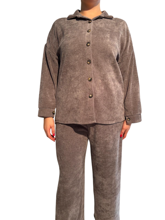 Damen-Hosenanzug aus Cordimitat-Strickstoff mit Hemd und langen Ärmeln