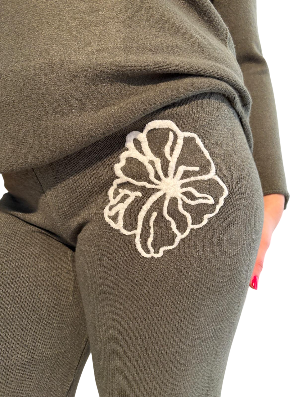 Damenanzug aus weichem Stoff mit Flockblumen