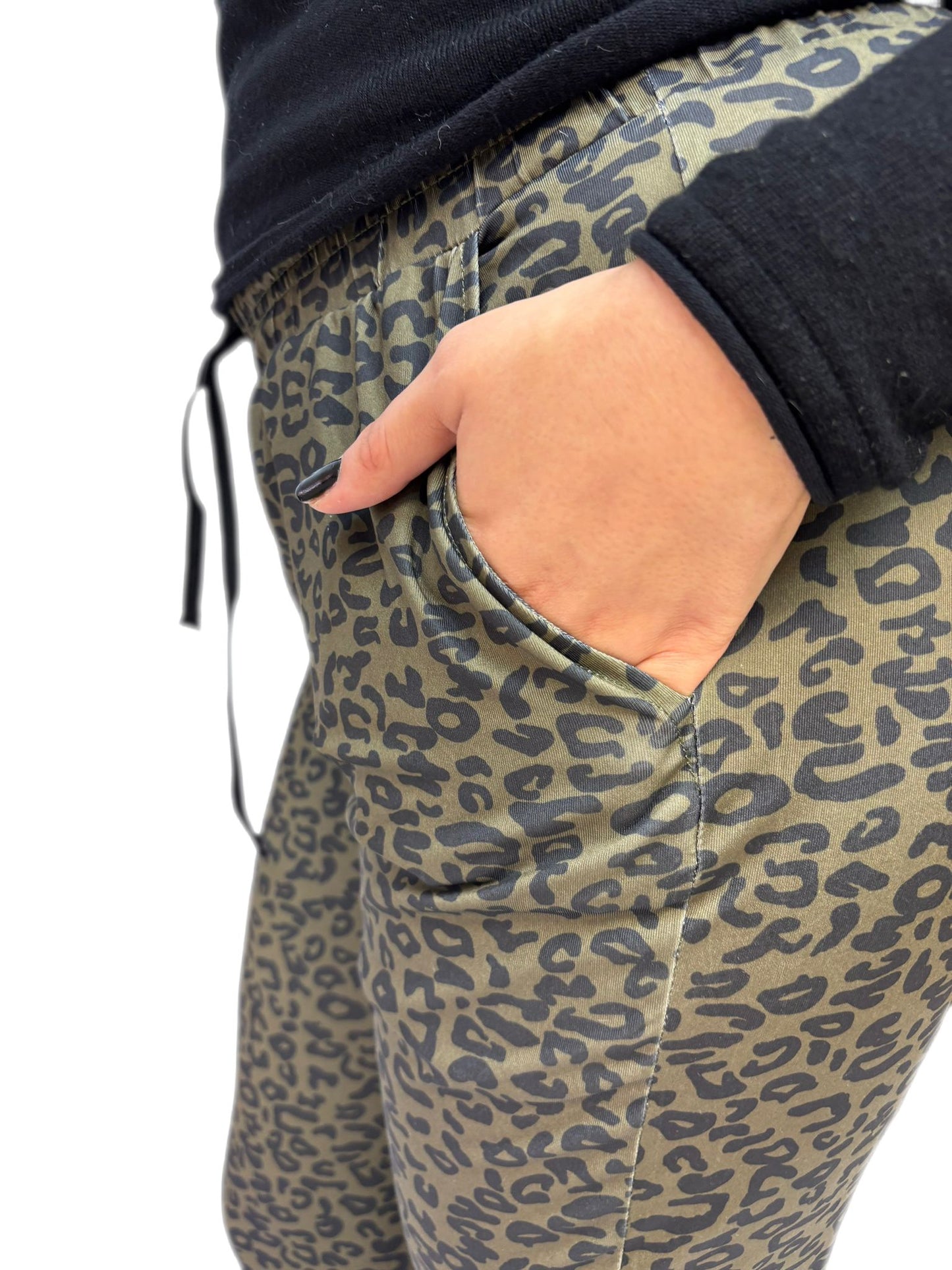 Pantaloni Donna in Tessuto a Maglia Elasticizzato Curvy con Stampa Animalier Leopardato Due Tasche Laterali, Elastico in Vita