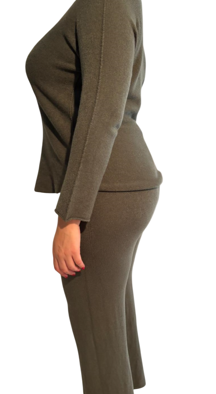 Damenanzug aus weichem Stoff mit Flockblumen