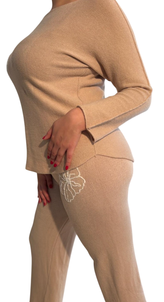 Damenanzug aus weichem Stoff mit Flockblumen