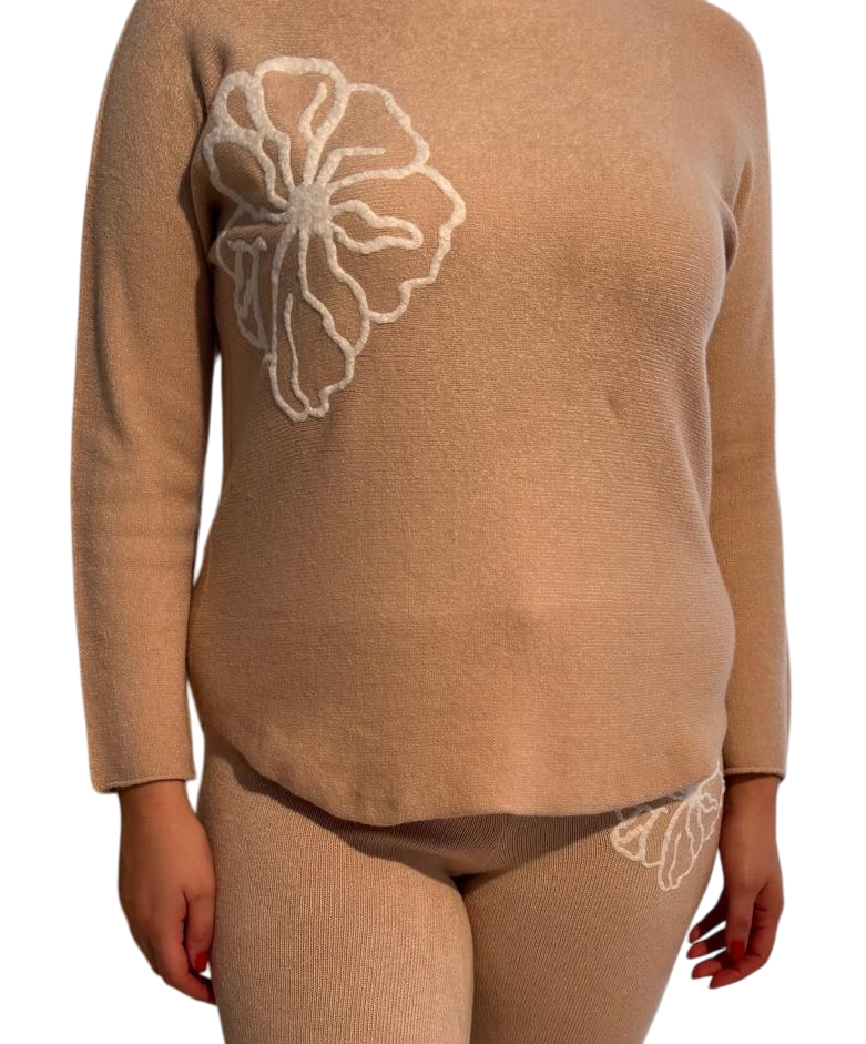 Damenanzug aus weichem Stoff mit Flockblumen