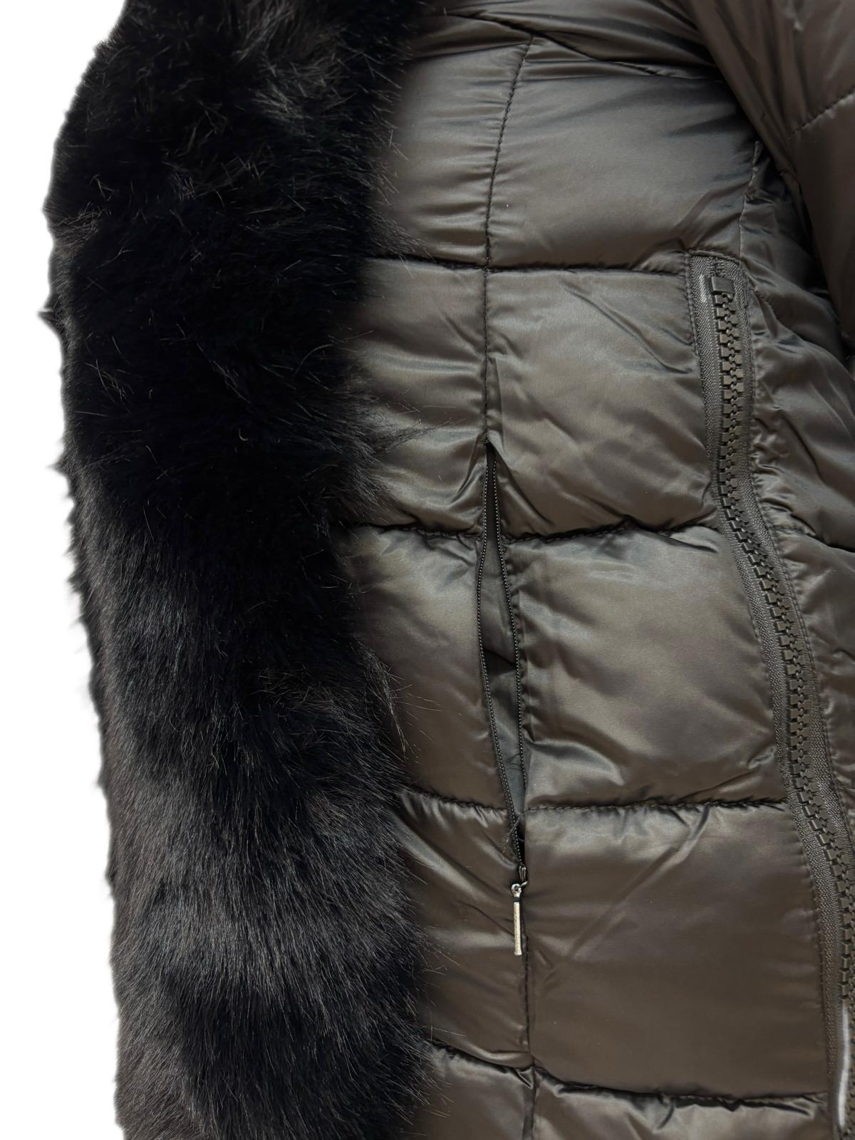 Cappotto trapuntato con pelliccia sintetica e zip