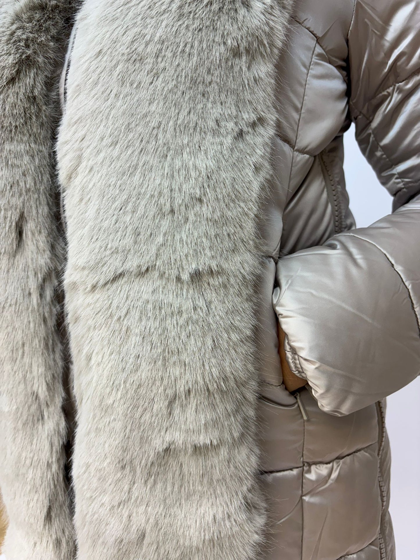 Cappotto trapuntato con pelliccia sintetica e zip