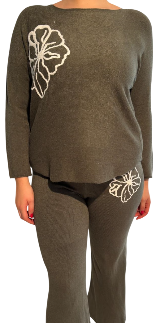 Damenanzug aus weichem Stoff mit Flockblumen