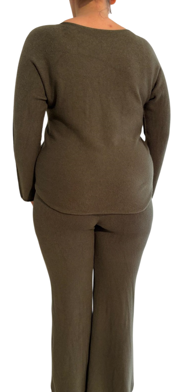 Damenanzug aus weichem Stoff mit Flockblumen