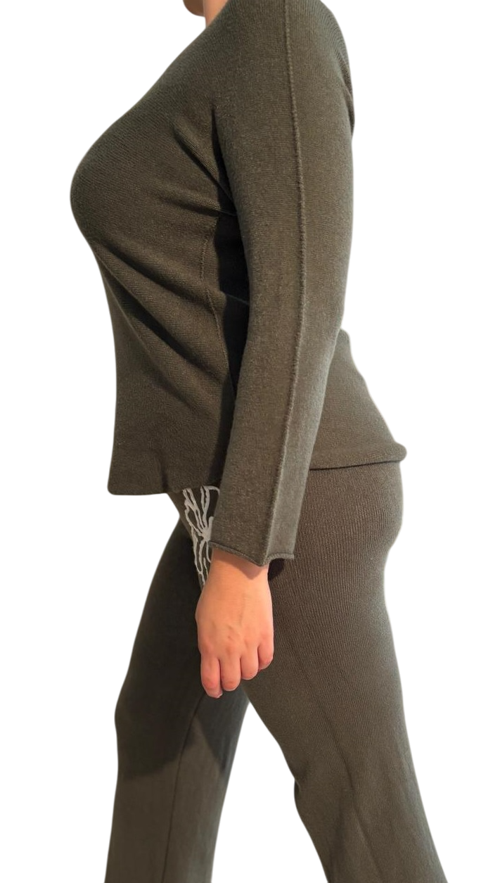 Damenanzug aus weichem Stoff mit Flockblumen