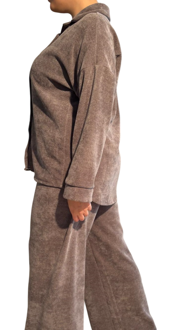 Damen-Hosenanzug aus Cordimitat-Strickstoff mit Hemd und langen Ärmeln